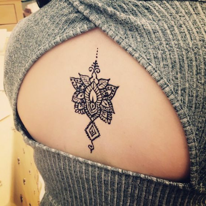 tatuajes-henna-para-mujer-en-la-espalda-flor-de-loto