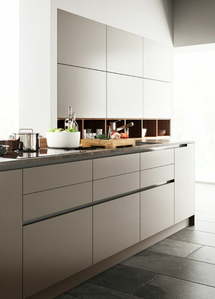 cocina-blanca-y-gris-cocina-pequeña-balsa-estrecha-ventana-grande-diseño-moderno