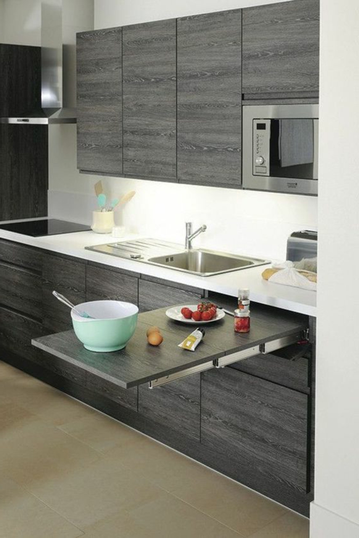 cocina-blanca-y-gris-mesa-plegable-cocina-pequeña-microonda-integrada-balsa-blanca