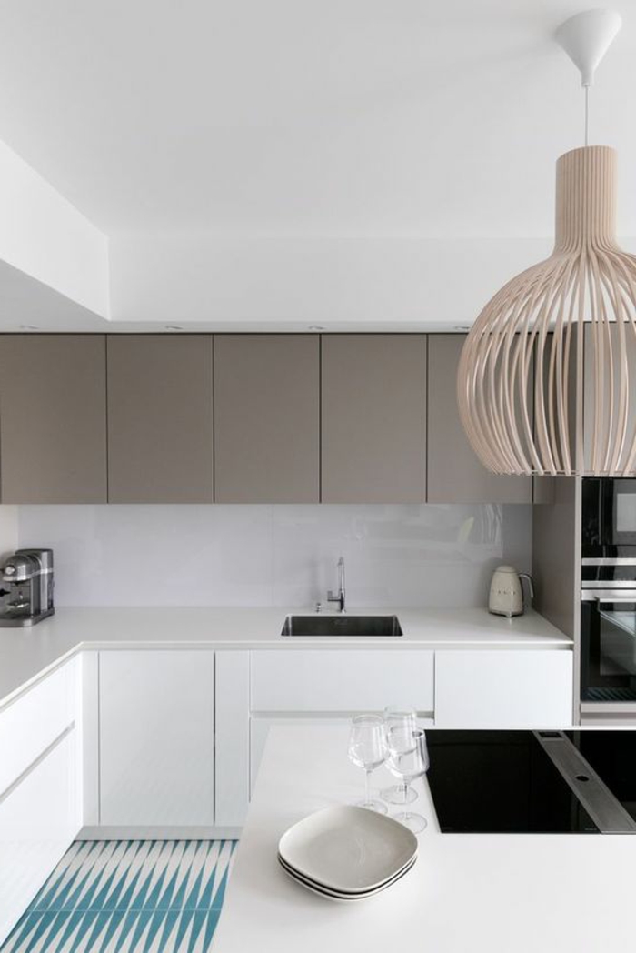 cocina-rustica-muebles-en-blanco-y-gris-lampara-de-diseño-fregadero-cuadrado-horno-integrado