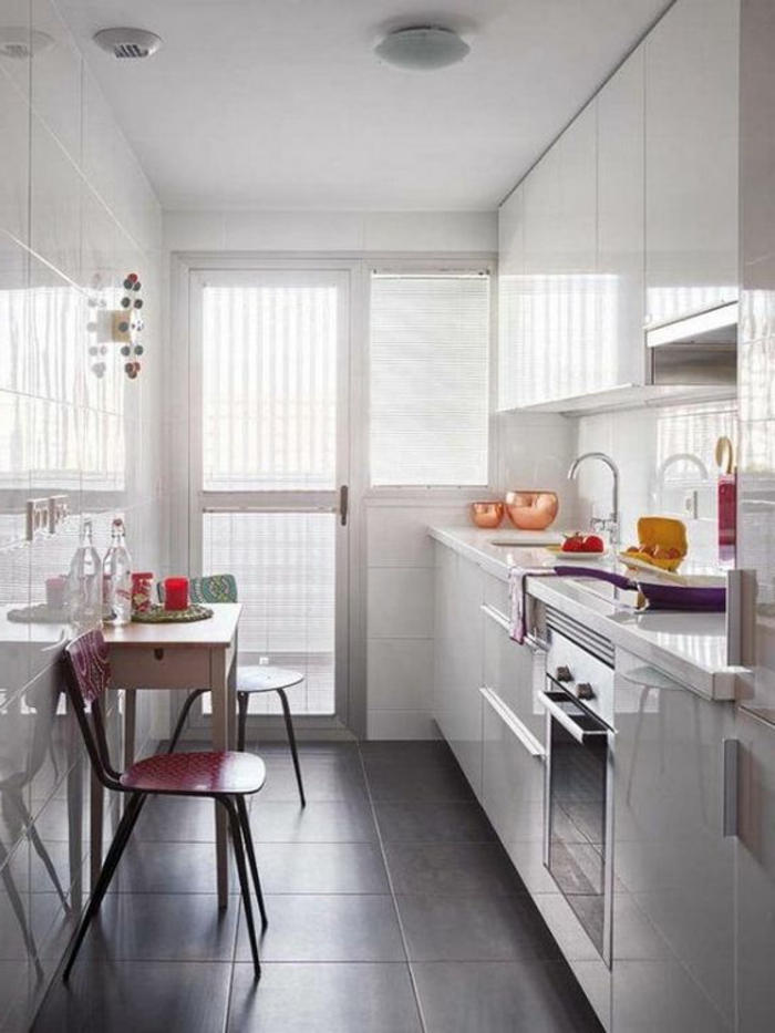 cocinas-blancas-espacio-pequeño-horno-integrado-azulejos-gris-sillas-de color