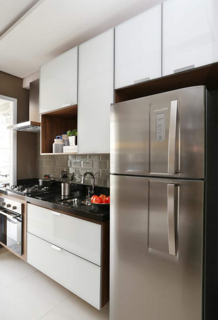 cocinas-blancas-frigorífico-gris-horno-integrado-balsa-negra-pequeño-espacio-de-cocinar