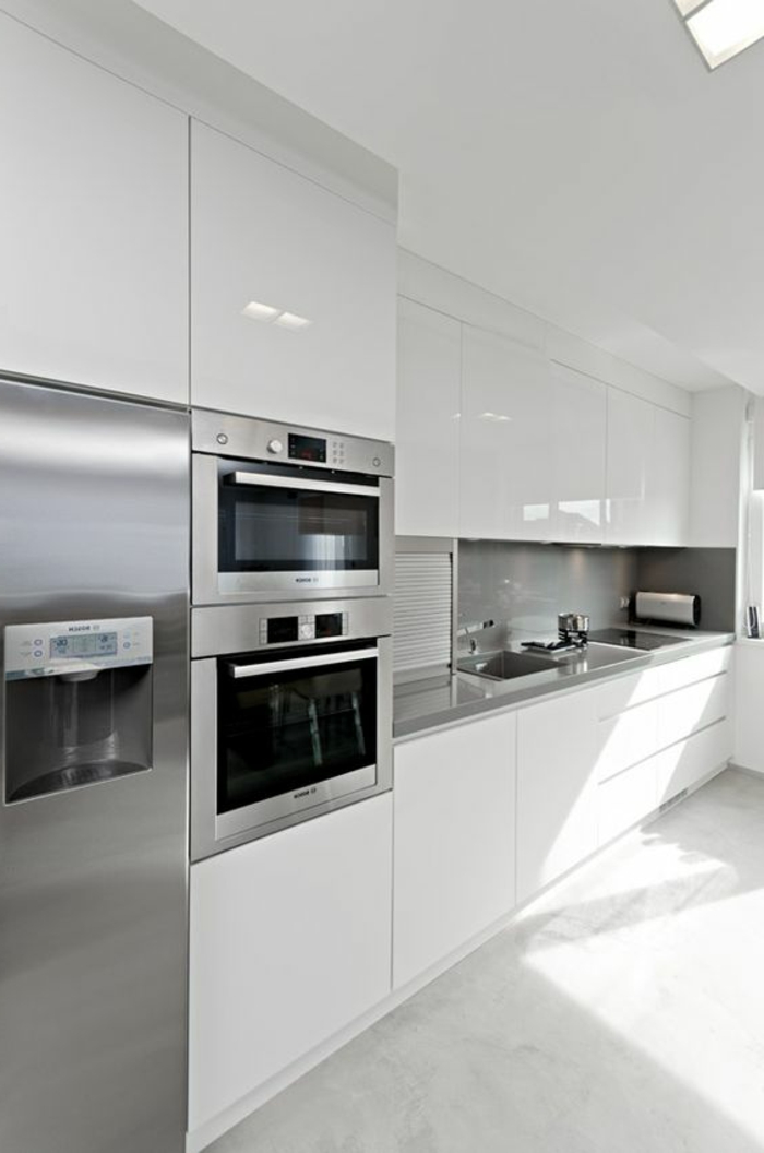 cocinas-blancas-hornos-integrados-frigorifico-gris-balsa-gris-cocina-moderna
