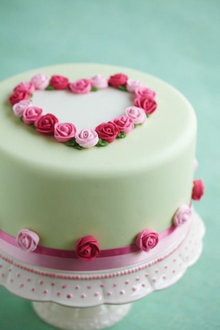 decoración-de-tartas-con-decoración-de-rosas-chocolate-blanco-corazón-de-rosas