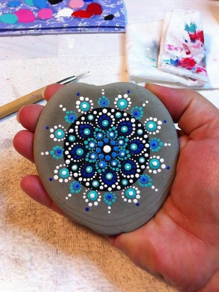 dibujar-mandalas-sobre-piedra-con-puntos-de-acril-tonos-azules