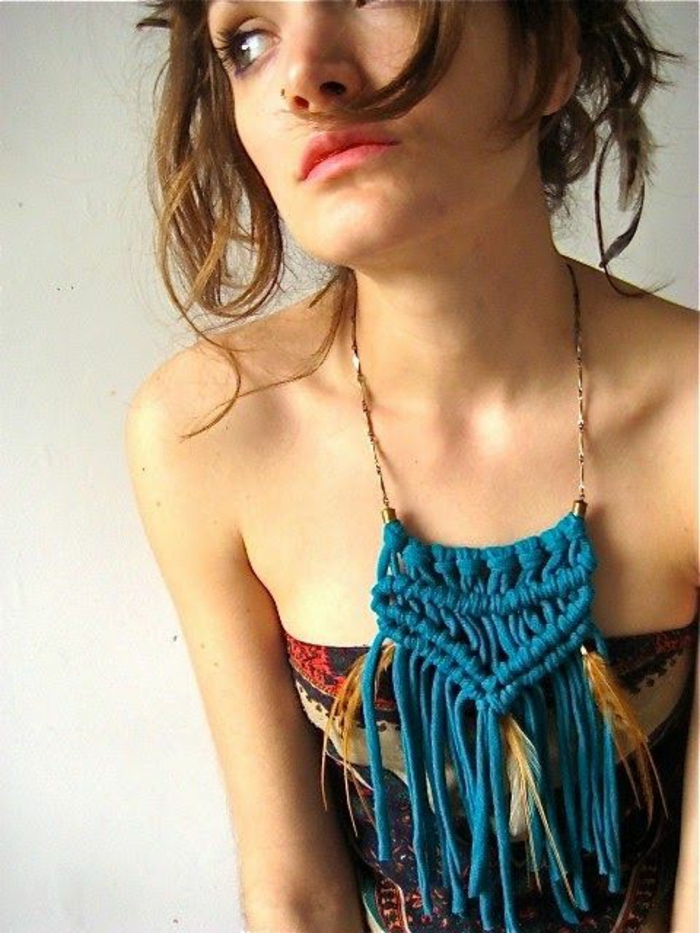 ideas-para-regalar-collar-de-trapos-azules-artistico-flecos-facil-de-hacer