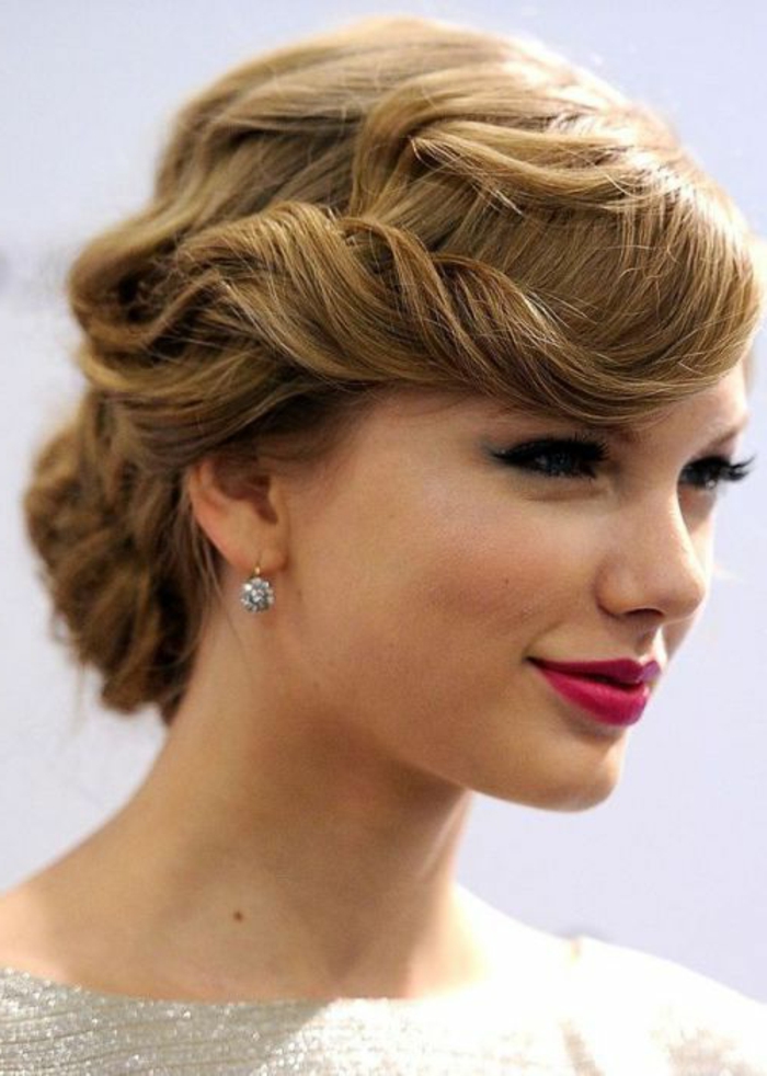 peinados-nochevieja-Taylor-Swift-pelo-rubio-corto-estilo-retro-recogido