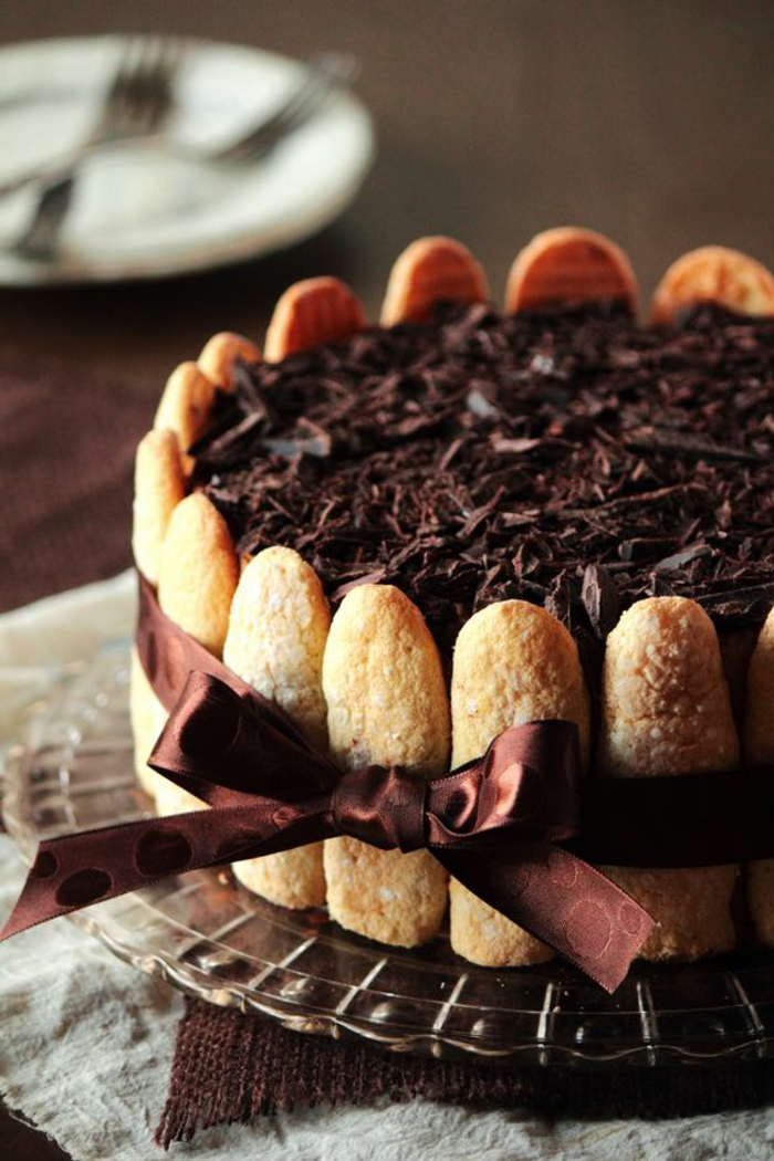 tartas-de-cumpleaños-con-biscotas-decoración-de-chocolate-y-cinta-regalo