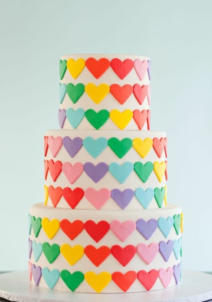 tartas-de-cumpleaños-corazones-en-diferentes-colores-tarta-grande
