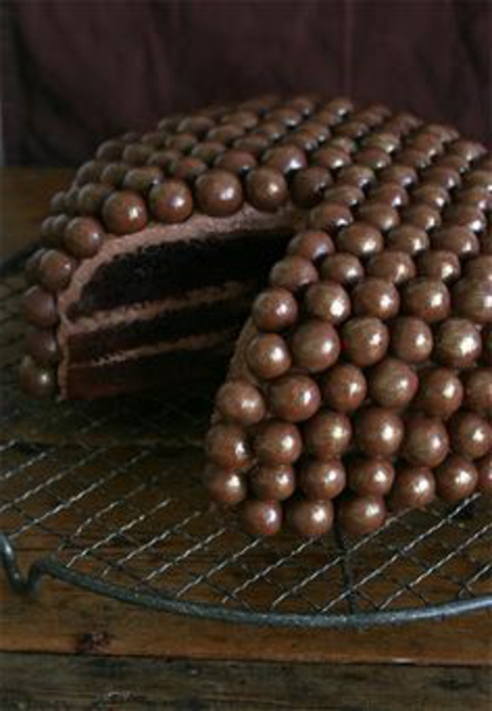 tartas-de-cumpleaños-de-chocolate-decorada-con-bonbones-de-chocolate-crema-de-cacao