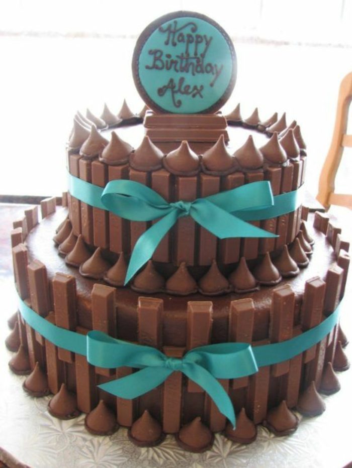 tartas-de-cumpleaños-de-chocolate-kit-kat-cintas-azules-bonbones-dos-capas
