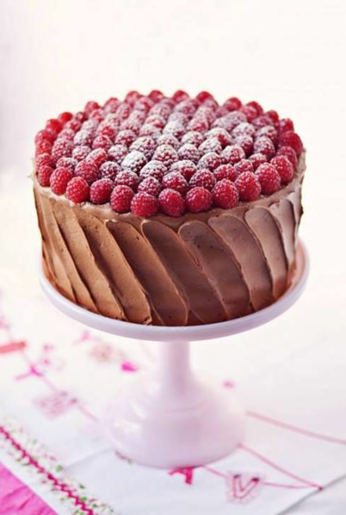 tartas-de-cumpleaños-de-frambuesas-chocolate-crema-de-cacao-azúcar-extrafino