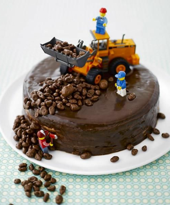 tartas-de-cumpleaños-de-niño-chocolate-figuras-de-lego-interesante-delicioso
