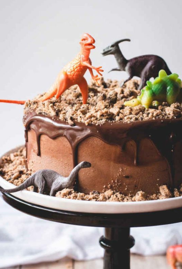 tartas-de-cumpleaños-de-niño-con-chocolate-figuras-de-dinosauros-biscotas
