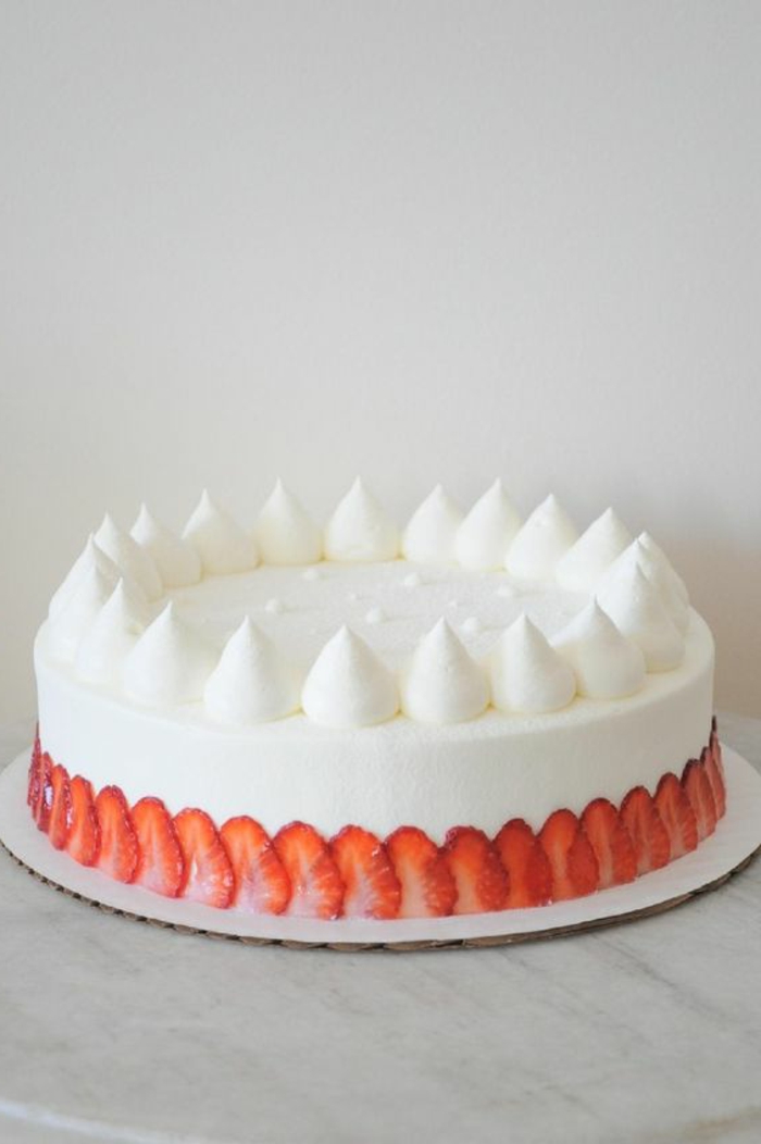 tartas-de-cumpleaños-dibujo-fresas-tarta-de-crema-vanilla-fresas-decoración-simple