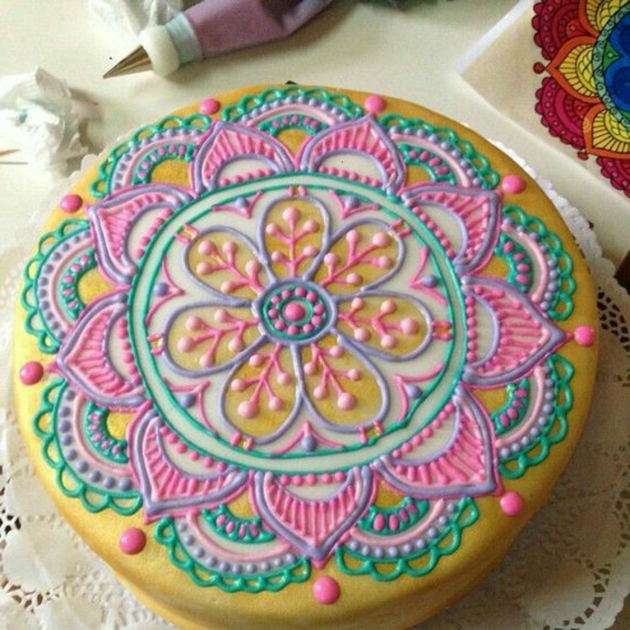 tartas-de-cumpleaños-muy-bonita-decoración-mandala-colores-pasteles