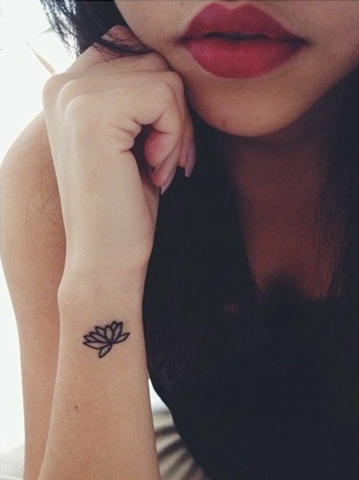 tatuaje-pequeño-en-la-nuca-flor-de-loto-mujer-tatuaje-femenino-bello