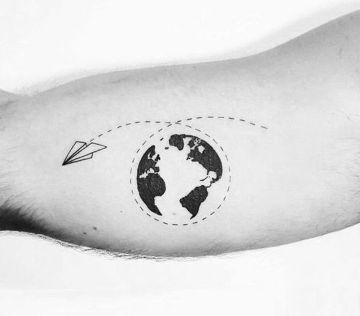 tatuajes-pequeños-en la-mano-la-tierra-estilizada-tatuaje-simple-interesante
