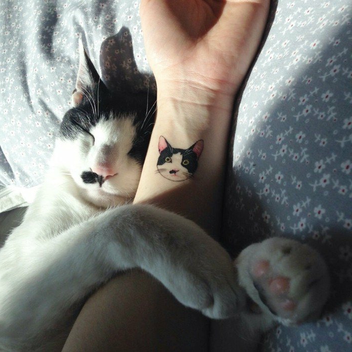 tatuajes-pequeños-en-la-nuca-mujer-tatuaje-de-gato-blanco-y-negro