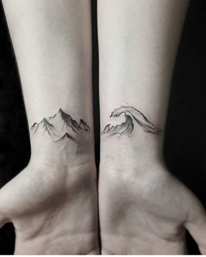 tatuajes-pequeños-en-las-dos-muñecas-una-ola-y-una-montaña-estilizadas-negras