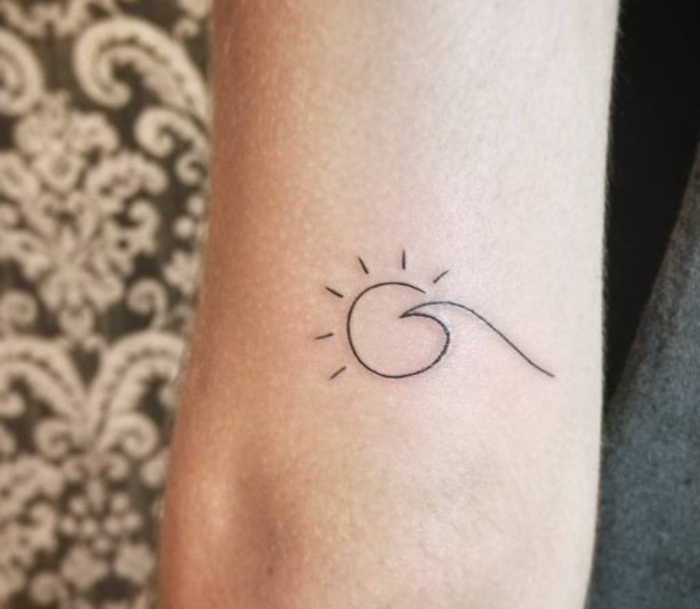 tatuajes-pequeños-en-la-mano-ola-y-sol-estilizados-simples-original