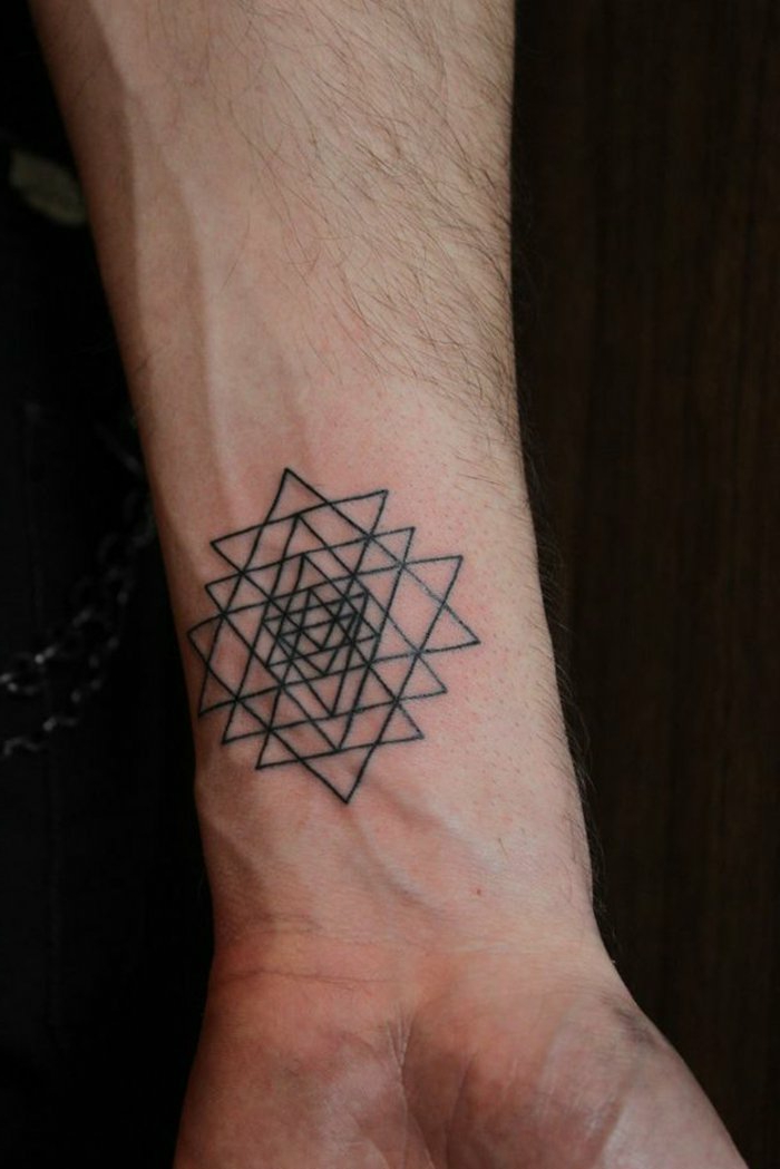 tatuajes-pequeños-hombre-mandala-en-el-mano-interesante-espiritual