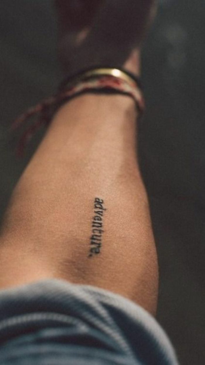 tatuajes-pequeños-mano-de-hombre-tatuaje-escrito-aventura-tatuaje-simple