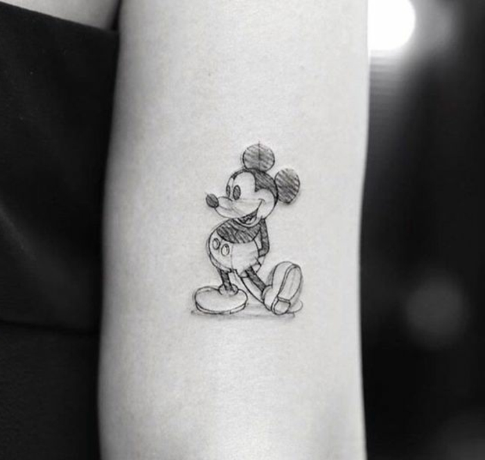 tatuajes-pequeños-mikey-mouse-en-la-mano-tatuaje-interesante-disney