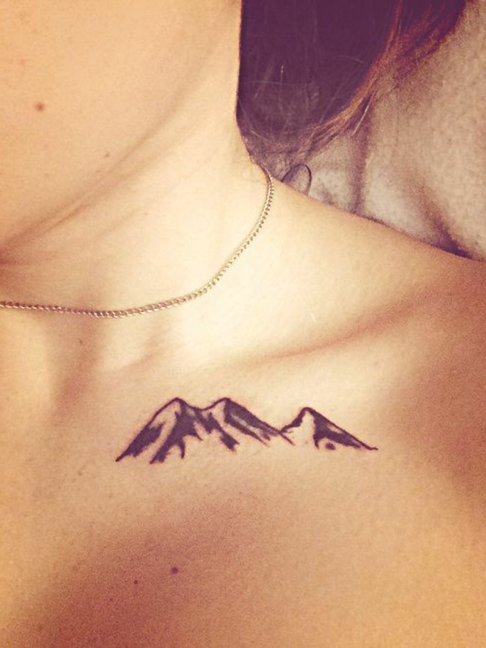 tatuajes-pequeños-montaña-estilizada-bajo-el-cuello-mujer-tatuaje-interesante
