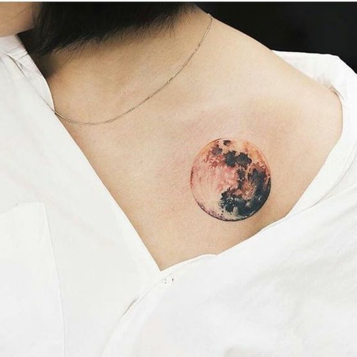 tatuajes-pequeños-mujer-con-tatuaje-de-la-luna-detallada-interesante