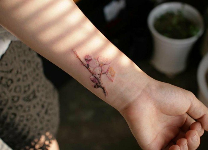 tatuajes-pequeños-mujer-en-la-nuca-flor-arbol-con-flor-ceresa-japonesa