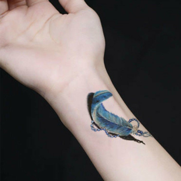 tatuajes-pequeños-mujer-nuca-pluma-azul-interesante-diferente