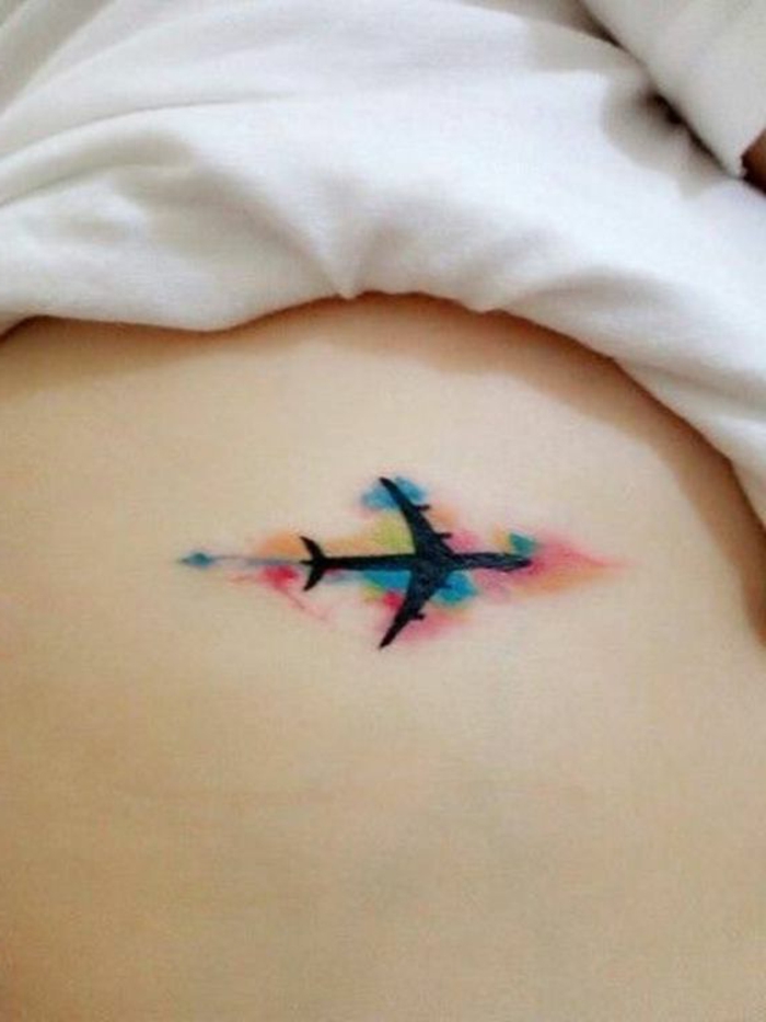tatuajes-pequeños-tatuaje-de-avion-en estilo-acuarela-muy-atractivo-e-interesante