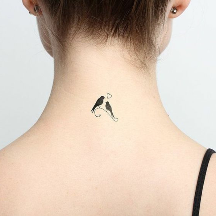 tatuajes-pequeños-y-bonitos-dos-pájaros-en-la-nuca-pareja-femenino