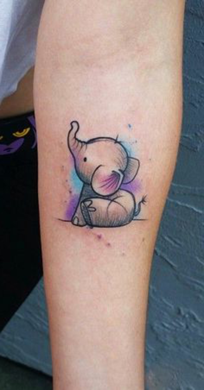 tatuajes-pequeños-y-bonitos-elefante-en-la-mano-acuarela-original