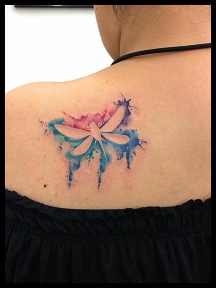 tatuajes-pequeños-y-bonitos-libélula-tatuaje-acuarela-colores-diferentes