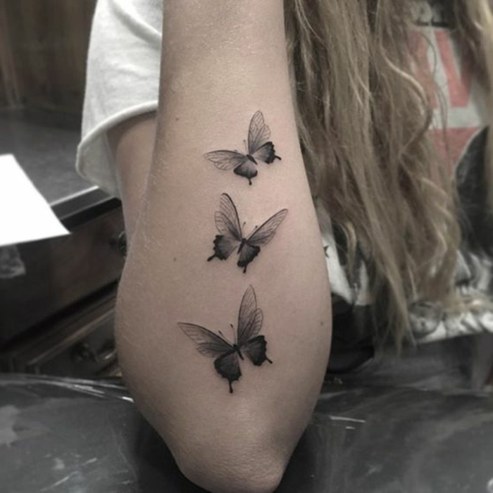 tatuajes-pequeños-y-bonitos-mujer-mano-tres-mariposas-negro-femenino-delicado