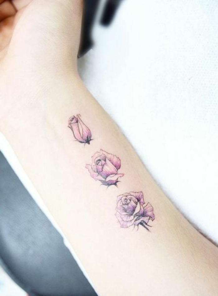 tatuajes-pequeños-y-bonitos-nuca-rosa-color-rosa-tres-rosas-femenino-bonito