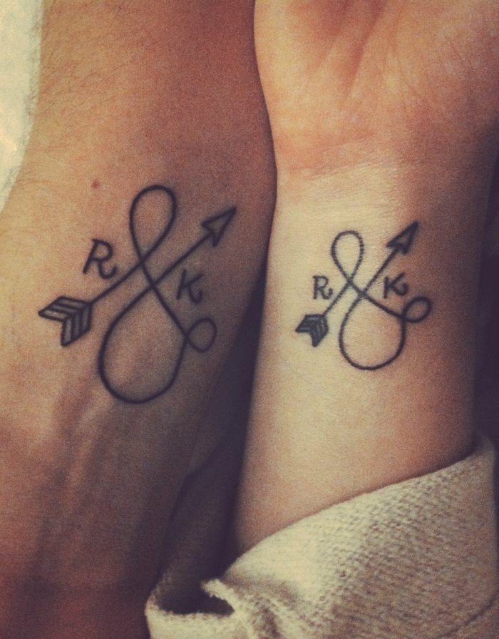tatuajes-pequeños-y-bonitos-para-parejas-flecha-en-forma-de-simbolo-eternidad-letras