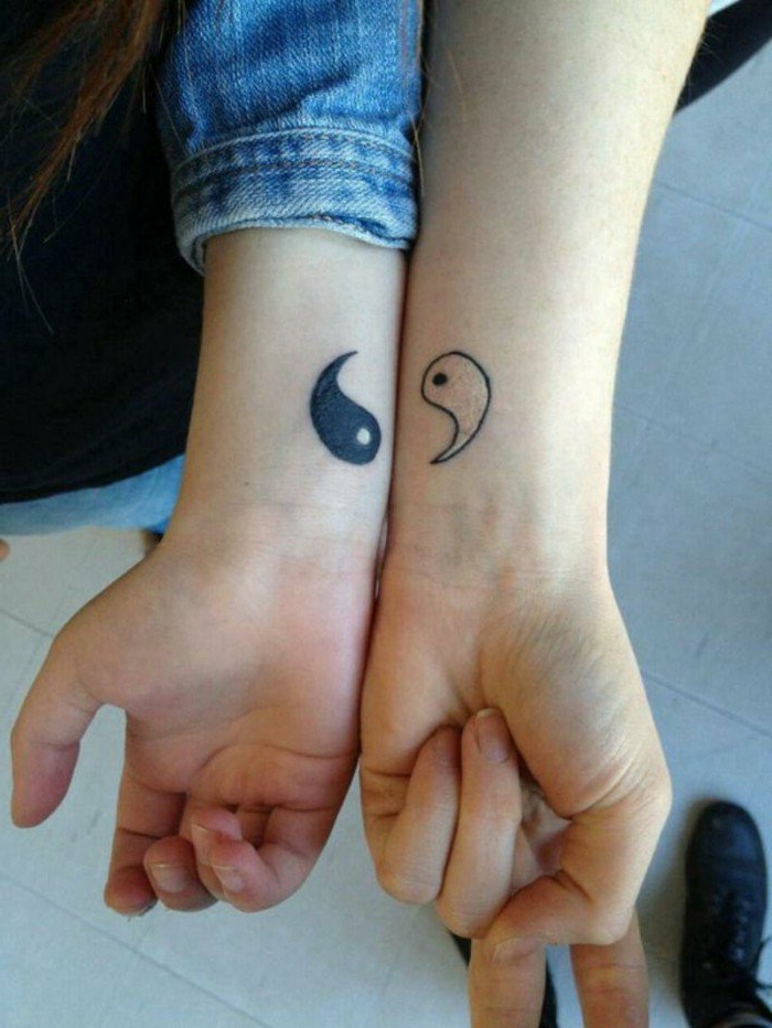 tatuajes-pequeños-yin-yan-simbolo-budismo-espiritual-dos-mano-en-la-nuca