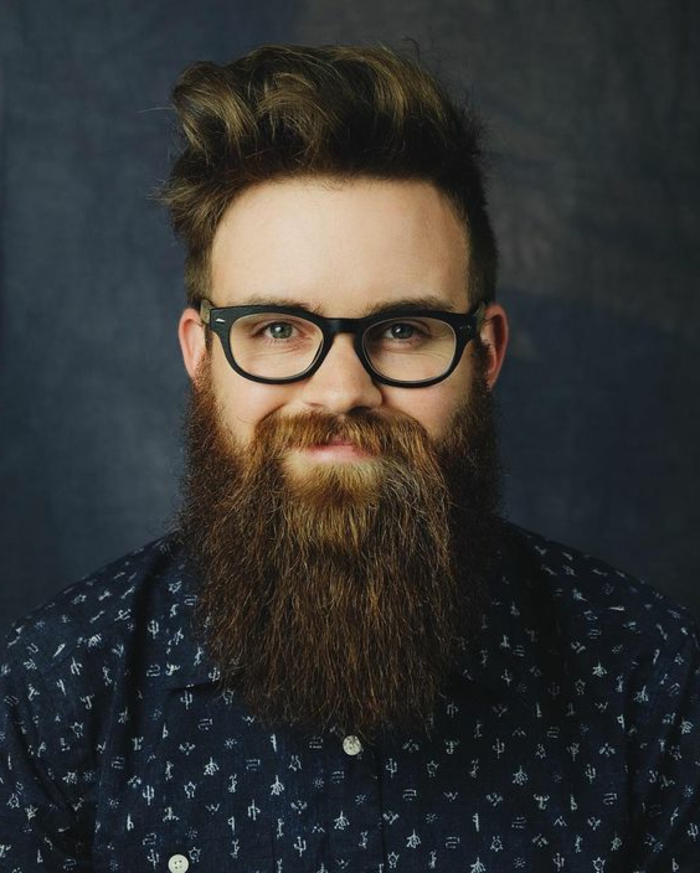 estilo-de-barba-larga-hombre-con-gafas-ojos-azules-pelo-bien-cortado-camisa-azul