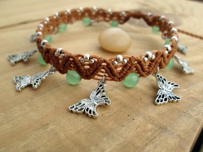 pulseras-macrame-hecha-a-mano-mariposas-de-metal-color-marrón-piedras-preciosas