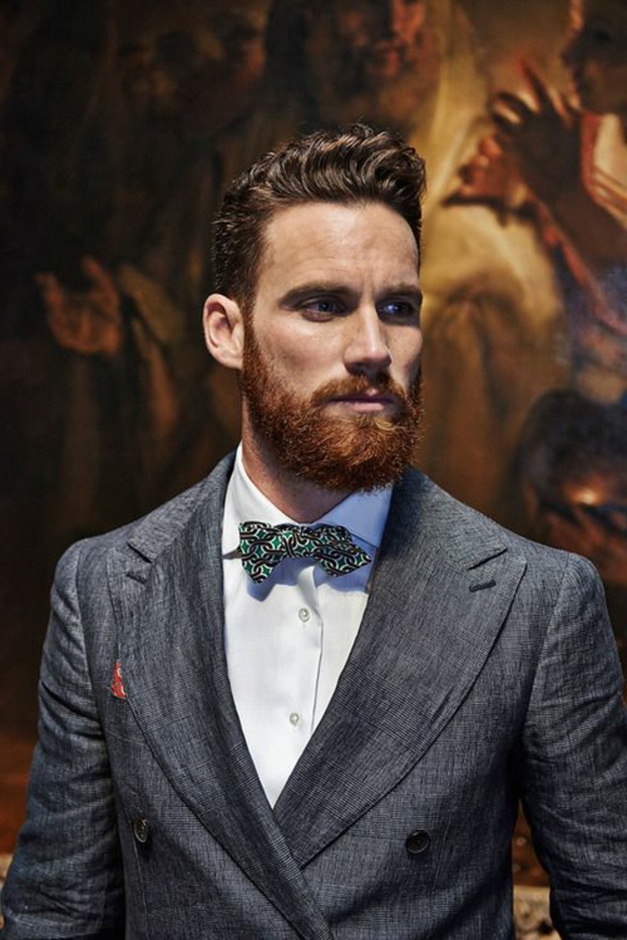 tipos-de-barba-hombre-con-barba-roja-elegante-con-traje-gris-ojos-azules