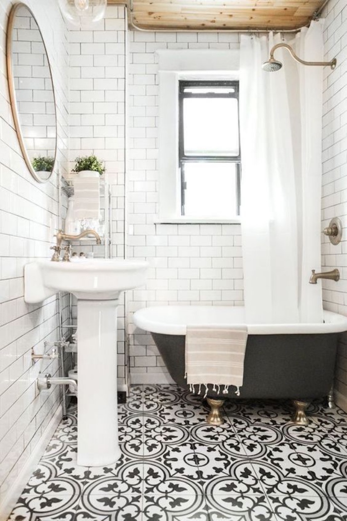 baños modernos, decoración simple, tonos claros, espejo redondo, bañera negra