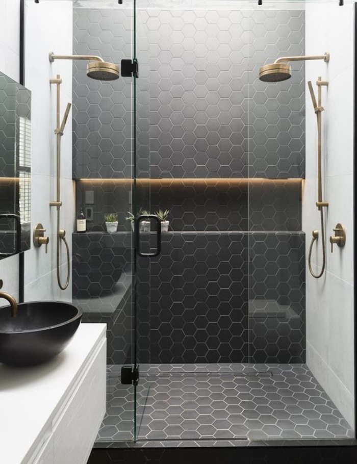 baños modernos, blanco y negro, ducha, elementos dorados, contraste en los colores
