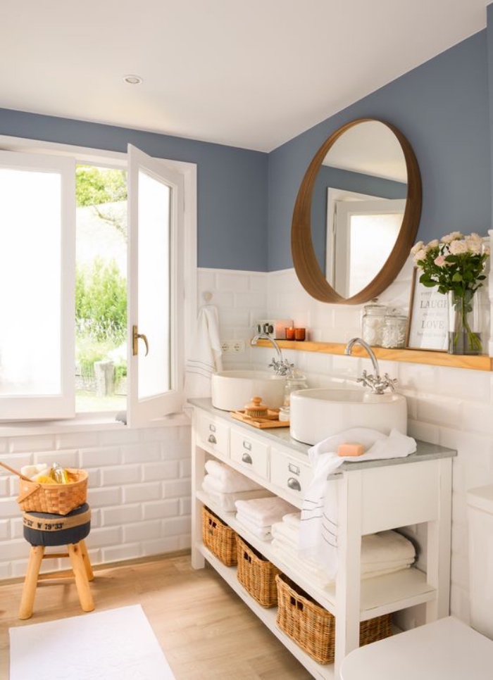 baños modernos, tonos claros, azul, blanco, elementos de madera, dos fregaderos