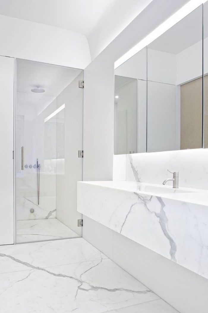 baños modernos, blanco, baño de mármol, espejos grandes, estilo modernista