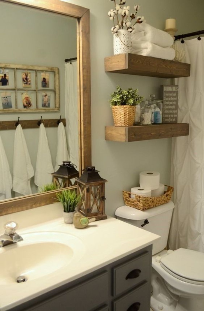 baños modernos, muebles de madera, espejo cuadrado, bien organizado, decoración con flores