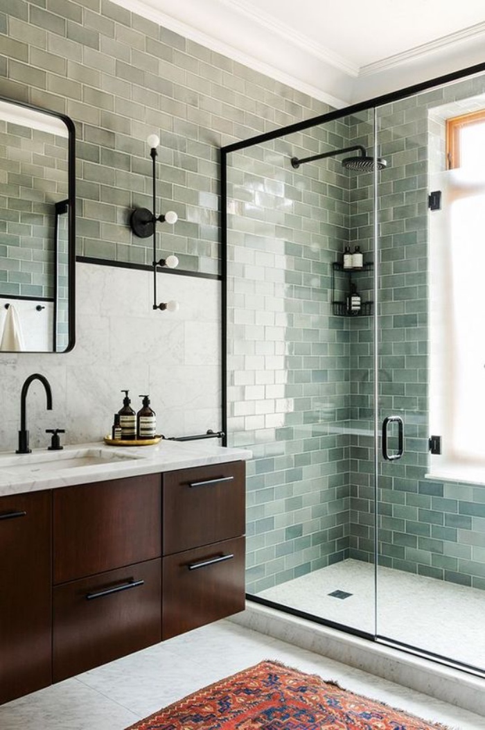 cuartos de baño, azulejos azules, ducha, muebles de madera, alfombra de color, estilo modernista