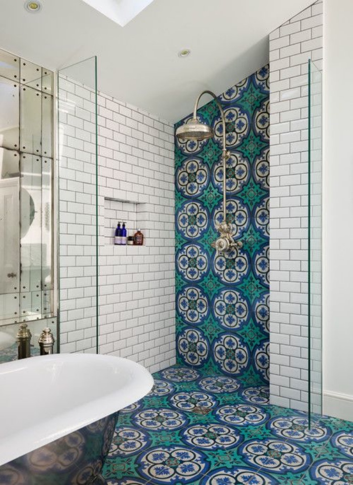 cuartos de baño modernos, azulejos con diseño interesante, verde, azul, blanco, bañera